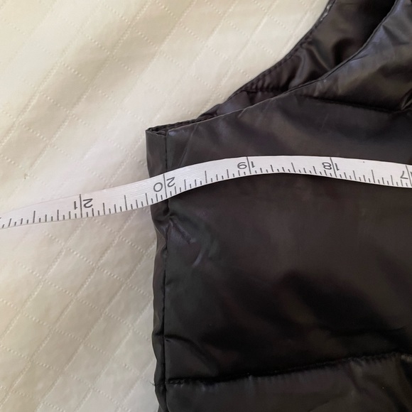 ❣️ $29.00 ❣️Pink Victoria Secret polyfill Black and Silver Warm Cuddly Vest. - Picture 11 of 12